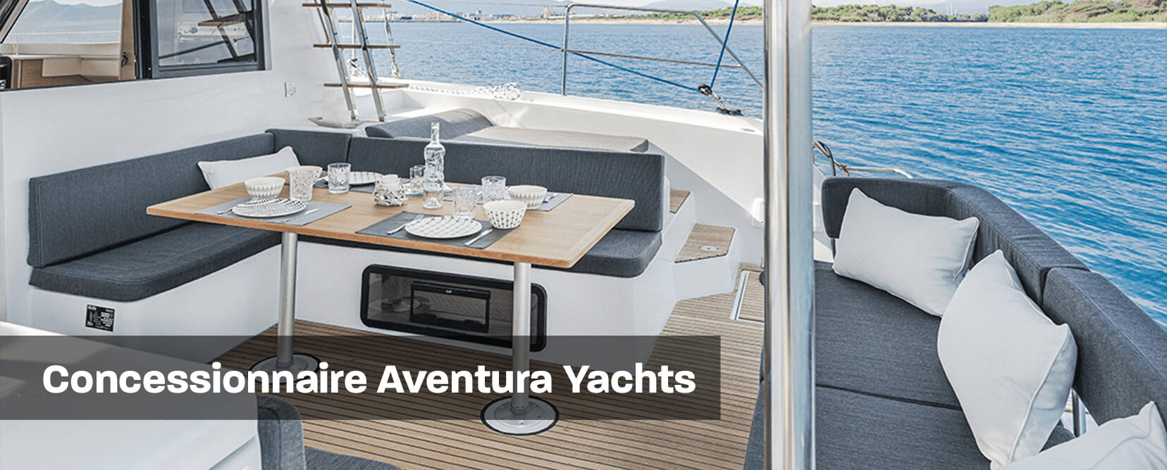 Vue du salon extérieur du catamaran Aventura 37, disponible chez Navicap, revendeur officiel à Cap d’Agde